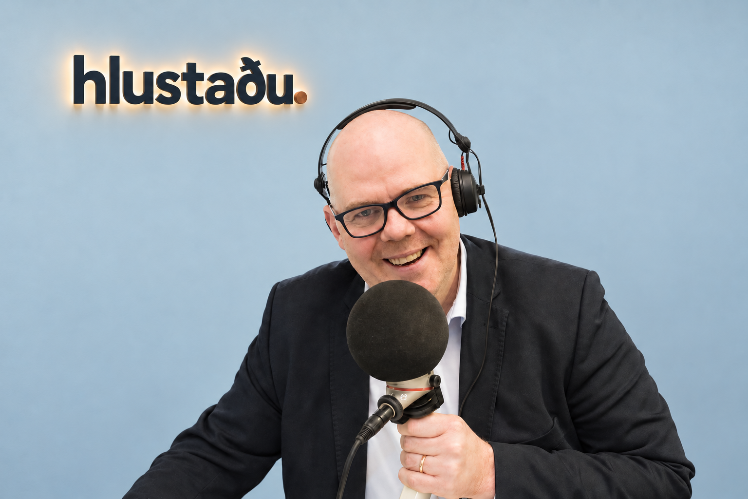 Ásgeir Páll við hljóðnema